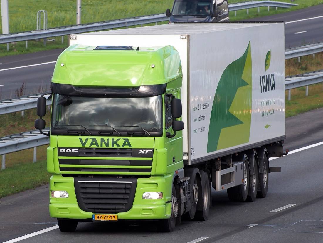 Tracteur routier DAF XF d'occasion stationné