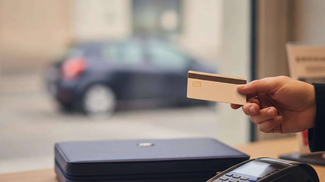 Carte nominative présentée au comptoir de l'agence de location