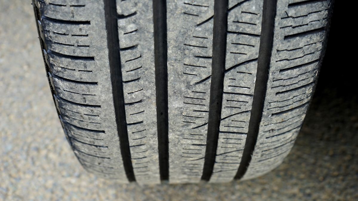 Contrôle de l'usure d'un pneu sur une voiture d'occasion. Photo : Mike Bird / Pexels