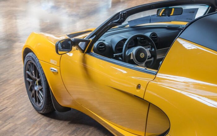 Voiture de sport jaune, illustration de la retouche de peinture au stylo