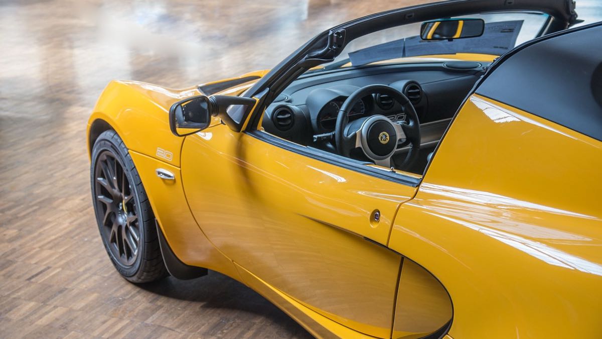 Voiture de sport jaune, illustration de la retouche de peinture au stylo