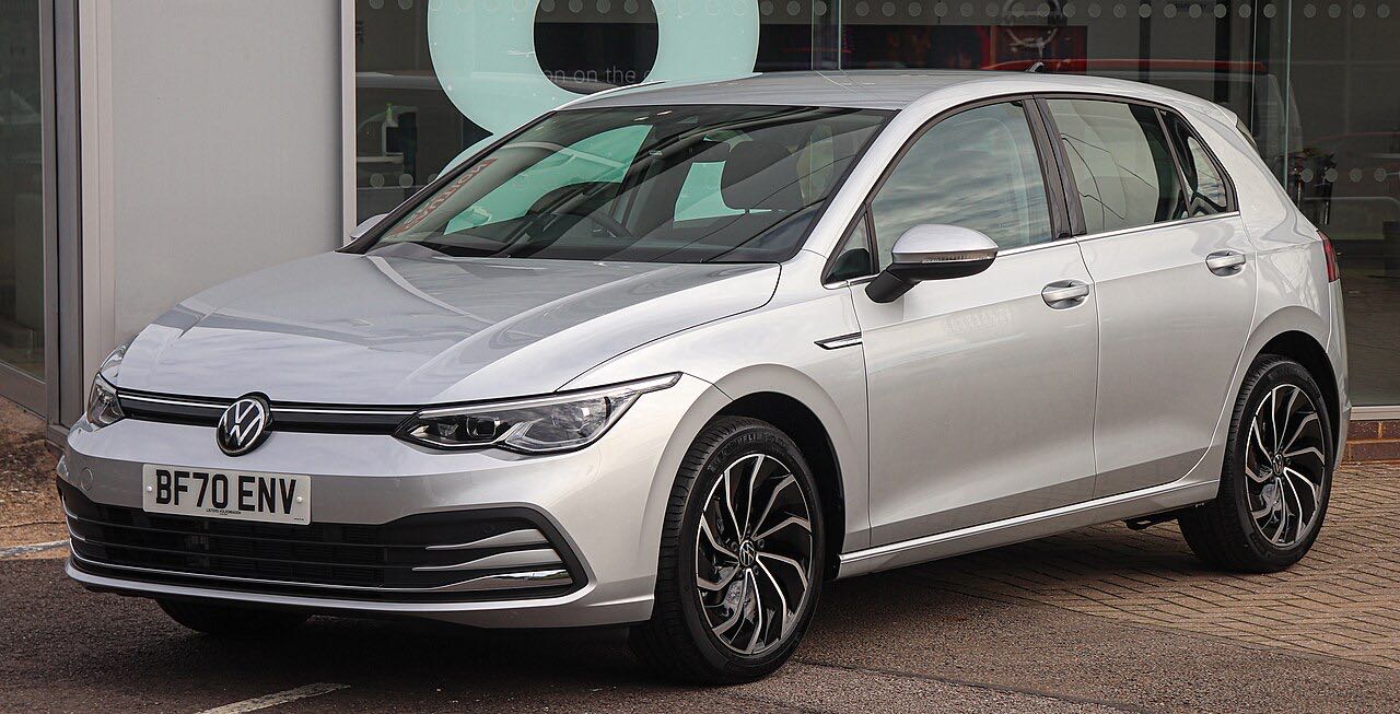 Volkswagen Golf grise de face devant une vitrine